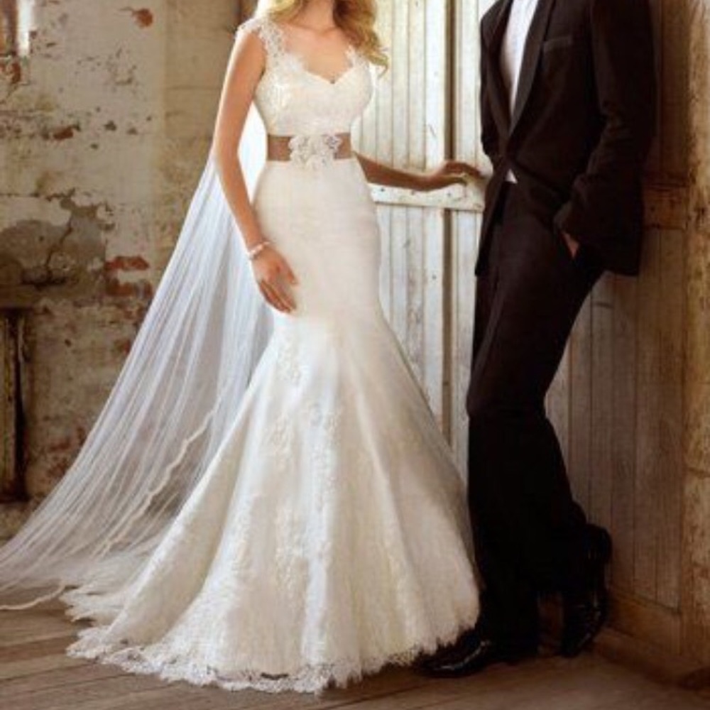 Never worn “Essence of Australia” wedding  dress, size 6. Unique 2 in 1 style!